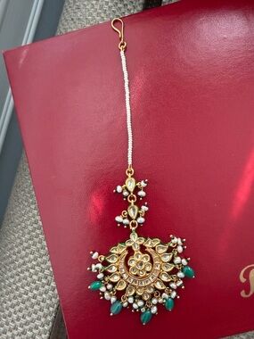 Traditional Gold-Tone Green and White Kundan Maang Tikka